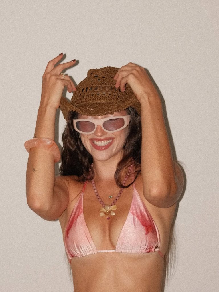 Aria Vega y el fenómeno “Chévere” que conquistó a Ryan Castro ya nos vemos @casaelidarestobar 🧜🏼 ♀️❤️ 🩹🌴✨ #aesthetikilla #makia #costeñitapremium #girlaco