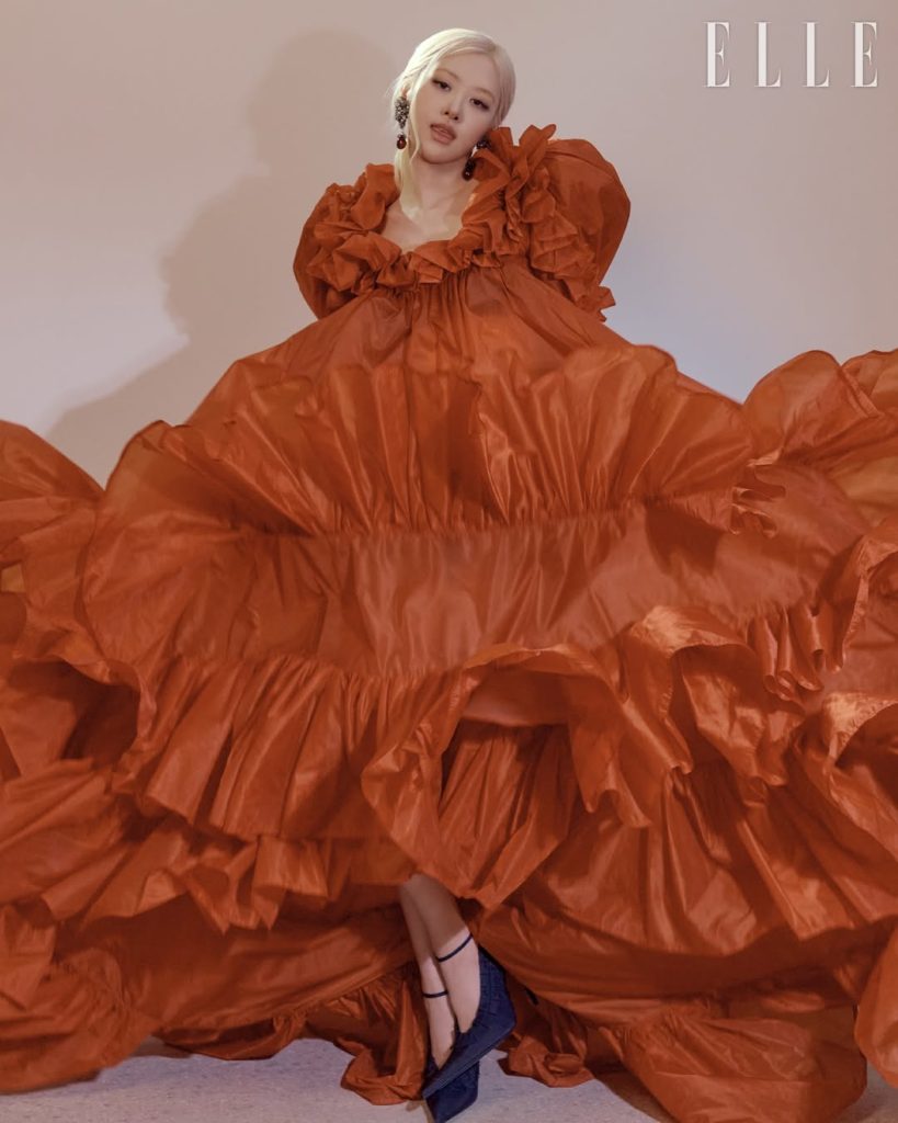 Rosé: de audicionar en Australia a convertirse en ícono global del K-Pop y la alta moda 🖤🖤🖤🩶🤍 @ellekorea fashion editor 이하얀 features editor 전혜진photographer 김신애stylist 윤애리hair styl (1)